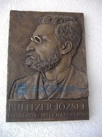 450px-Joseph_Pulitzer_Relief_Makó.jpeg